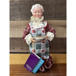 Clothtique Possible Dreams Mrs. Claus Apple of His Eye In Box